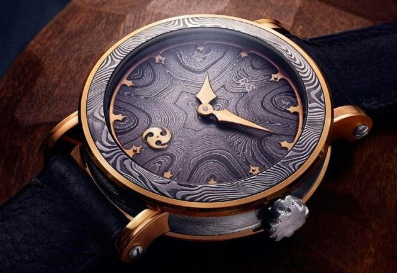 Thương hiệu sử dụng những chất liệu đắt đỏ để chế t&aacute;c như v&agrave;ng, ngọc trai,...