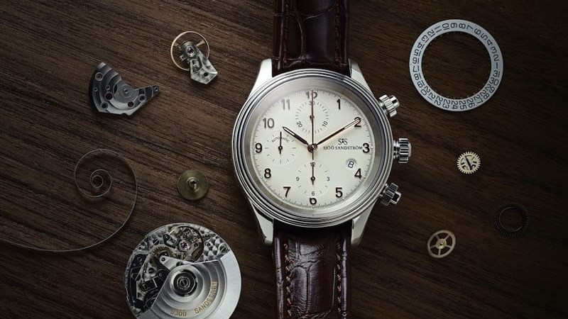 Đồng hồ được trang bị bộ máy Thụy Sĩ, đảm bảo hoạt động chính xác và ổn định