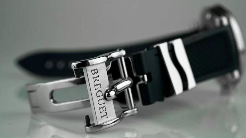 Kh&oacute;a bướm l&agrave; một dạng kh&oacute;a đồng hồ c&oacute; thiết kế đẹp