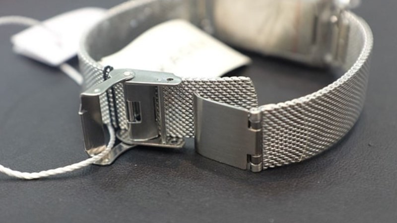 Kh&oacute;a d&acirc;y lưới thường sử dụng cho những loại đồng hồ c&oacute; d&acirc;y dạng lưới