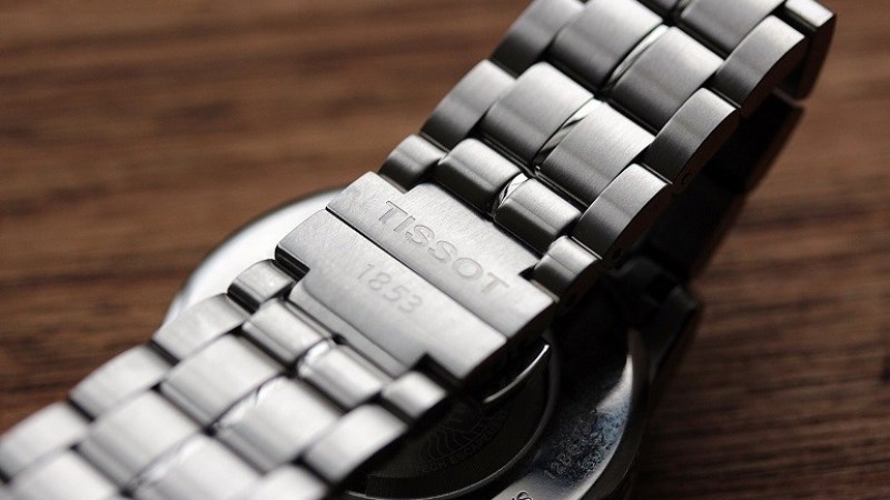 Lau ch&ugrave;i sạch sẽ gi&uacute;p kho&aacute; đồng hồ trở n&ecirc;n s&aacute;ng b&oacute;ng hơn