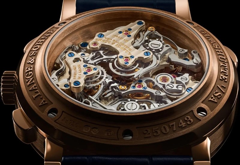 Heartbeat gi&uacute;p nh&igrave;n thấy b&ecirc;n trong đồng hồ qua một phần lộ cơ nhỏ tr&ecirc;n mặt số