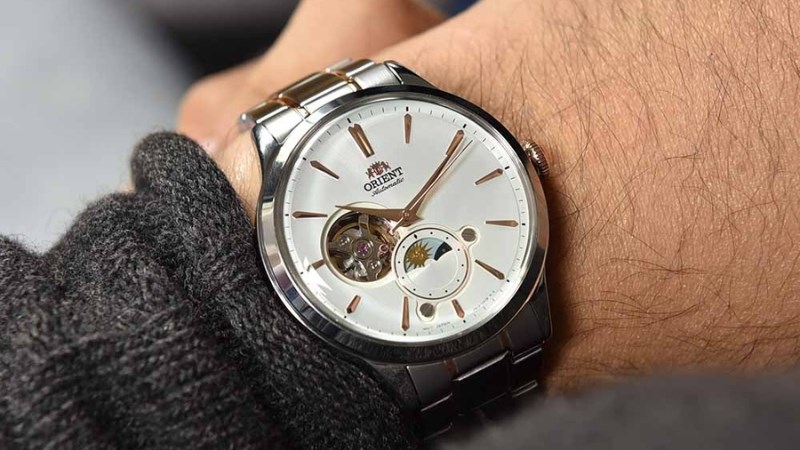 Sử dụng th&eacute;p kh&ocirc;ng gỉ để l&agrave;m d&acirc;y đeo gi&uacute;p hạn chế việc trầy xước 