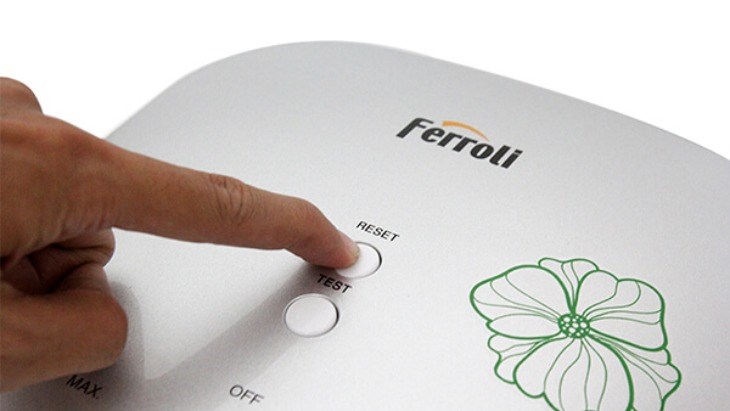 Nhấn nút reset để khởi động lại máy