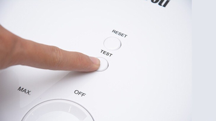 Nhấn phím test để kiểm tra chống giật