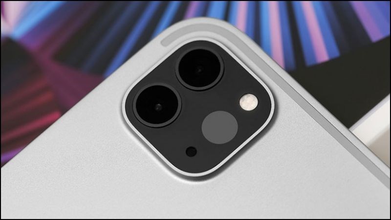 Camera sau của iPad Pro M2 v&agrave; iPad Pro M1 đều c&oacute; ống k&iacute;nh rộng 12MP