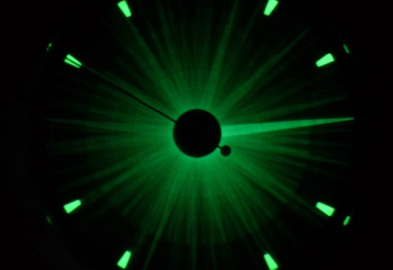 Super-Luminova được chế tạo dưới &aacute;nh s&aacute;ng khả kiến, tia cực t&iacute;m d&agrave;i v&agrave; trong b&oacute;ng tối