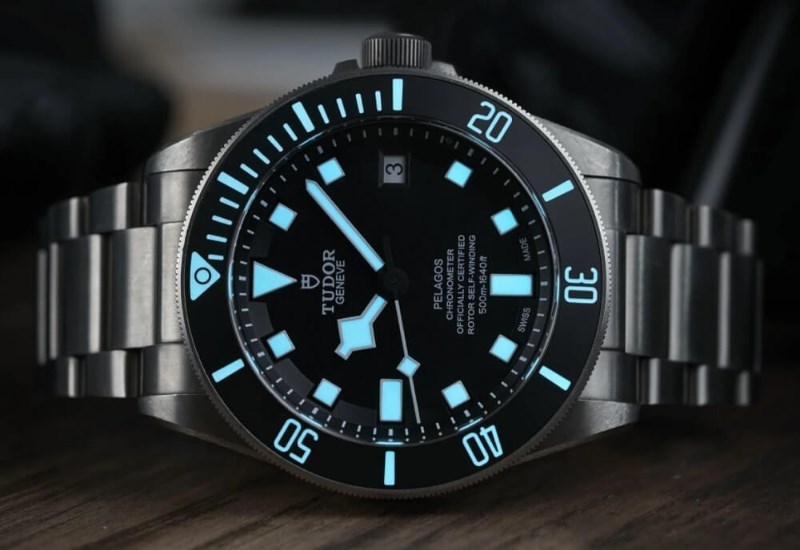 Sử dụng tr&ecirc;n c&aacute;c th&agrave;nh phần như mặt số, kim, vạch giờ, v&ograve;ng bezel,...