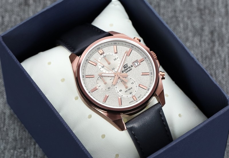 Chỉ số chống nước cao gi&uacute;p bạn thoải m&aacute;i mang đồng hồ khi đi bơi