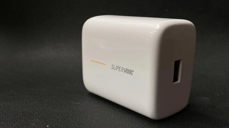 M&aacute;y được trang bị sạc nhanh SuperVOOC