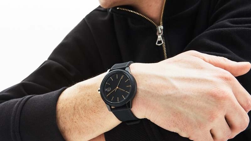 Logo đồng hồ Lacoste đại diện cho h&igrave;nh ảnh v&agrave; t&iacute;nh c&aacute;ch của nh&agrave; s&aacute;ng lập