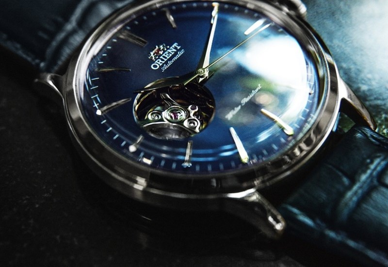 Orient Bambino Open Heart có thiết kế lộ cơ tại vị trí 9 giờ Orient Bambino Open Heart có thiết kế lộ cơ tại vị trí 9 giờ