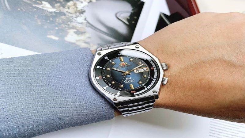 Đồng hồ mang phong c&aacute;ch thời thượng, sang trọng