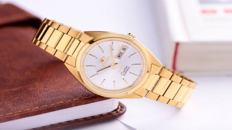 Đồng hồ được mạ v&agrave;ng tỉ mỉ