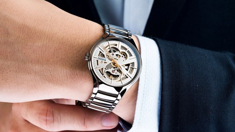 Mang hơi thở hiện đại với mặt đồng hồ lộ cơ trong suốt Mang hơi thở hiện đại với mặt đồng hồ lộ cơ trong suốt