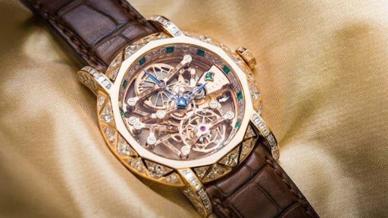 Mặt đồng hồ tròn trong suốt, khung viền được thiết kế độc đáo Mặt đồng hồ tròn trong suốt, khung viền được thiết kế độc đáo