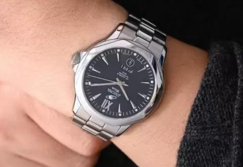 Enicar chủ yếu l&agrave; những mẫu đồng hồ cổ điển sang trọng v&agrave; lịch l&atilde;m