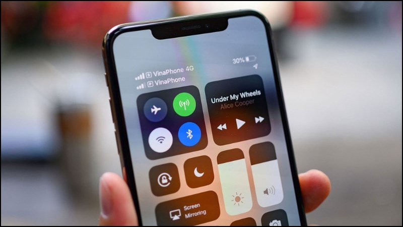 Kết hợp một eSIM v&agrave; một SIM vật l&yacute;