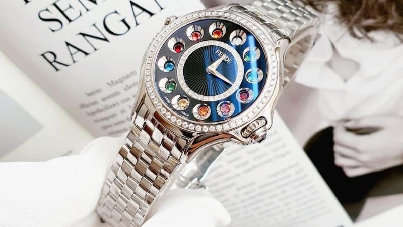 Giá niêm yết của đồng hồ đeo tay Fendi nằm trong phân khúc trung-cao cấp Giá niêm yết của đồng hồ đeo tay Fendi nằm trong phân khúc trung-cao cấp