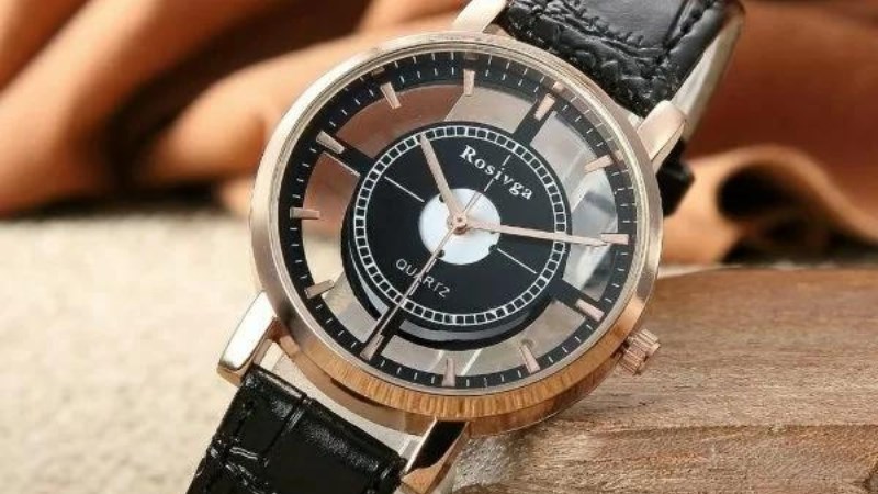 Rosivga sử dụng th&eacute;p v&agrave; da tổng hợp c&oacute; độ đ&agrave;n hồi nhất định