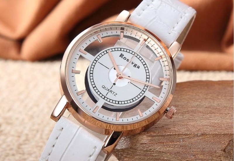 Rosivga sử dụng bộ m&aacute;y quartz c&oacute; độ sai số thấp 