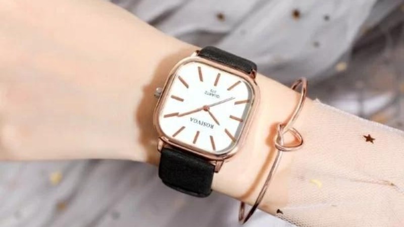 C&aacute;c vạch số gi&uacute;p tổng thể chiếc đồng hồ tr&ocirc;ng nhẹ nh&agrave;ng v&agrave; tối giản hơn