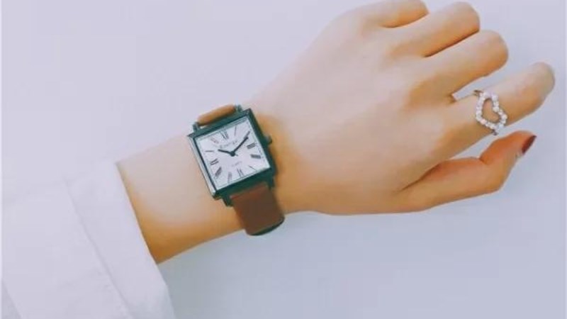 D&acirc;y đeo nhỏ nhắn gi&uacute;p tổng thể sản phẩm trở n&ecirc;n c&acirc;n đối hơn