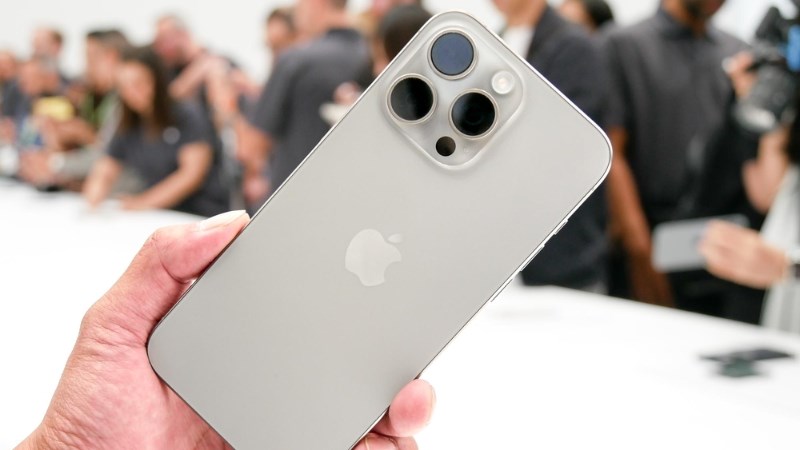 iPhone 15 Pro m&agrave;u Titan tự nhi&ecirc;n
