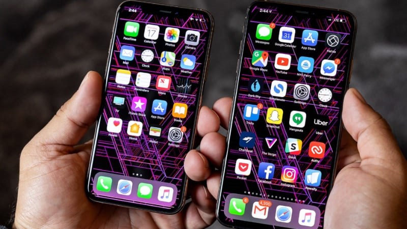 Nhìn chung, iPhone XS Max có màn hình lớn hơn và độ phân giải cao hơn