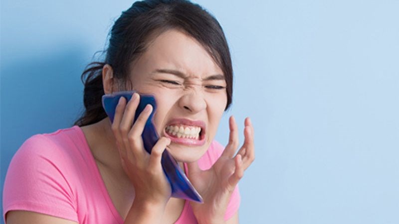 Chườm lạnh giúp giảm đau sau nhổ răng