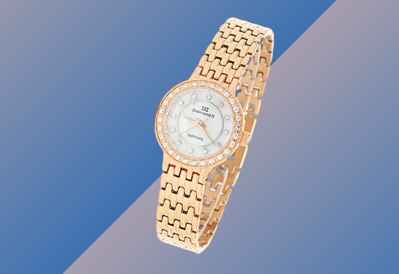 Viền kim cương được đ&iacute;nh xung quanh mặt đồng hồ gi&uacute;p nổi bật hơn