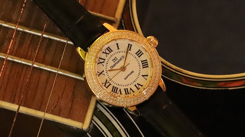 H&agrave;ng trăm vi&ecirc;n đ&aacute; qu&yacute; được đ&iacute;nh xung quanh viền mặt tạo sự lấp l&aacute;nh