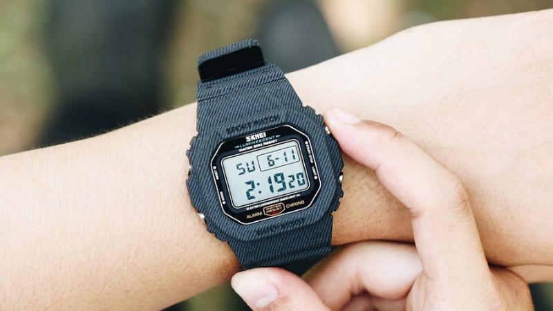 Thiết kế trẻ trung với m&agrave;u xanh dương kết hợp c&aacute;c sọc dọc của d&acirc;y đeo 