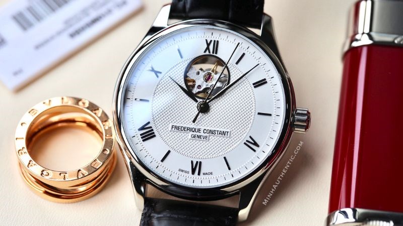 Đồng hồ c&oacute; thiết kế thanh lịch, sang trọng