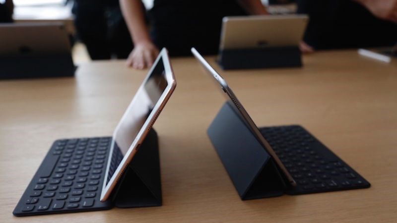 Ra mắt năm 2016, iPad Pro 9.7 là phi&ecirc;n bản mini của chi&ecirc;́c iPad Pro 12.9