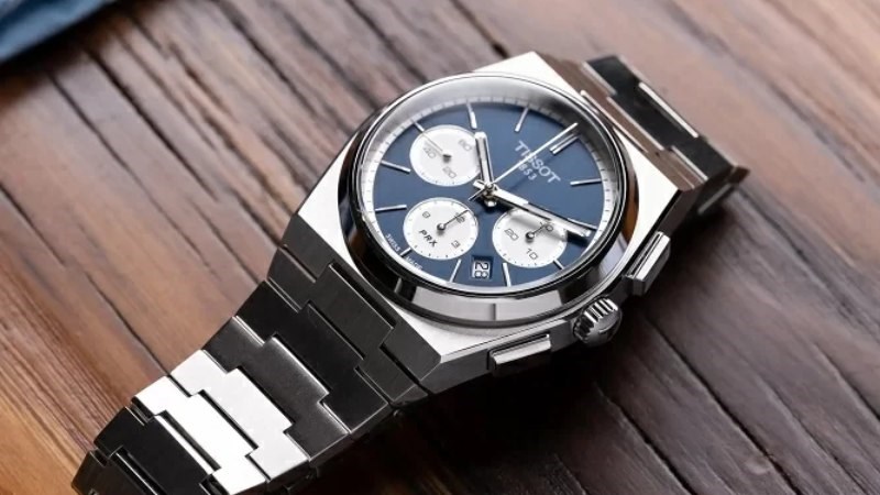 Thiết kế với vẻ ngoài mạnh mẽ, chắc chắn, mặt số màu xanh Navy ấn tượng Thiết kế với vẻ ngoài mạnh mẽ, chắc chắn, mặt số màu xanh Navy ấn tượng