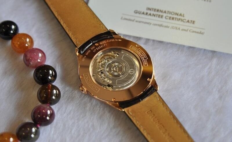 Mặt sau của đồng hồ Baume & Mercier chính hãng được in thông tin quan trọng của đồng hồ Mặt sau của đồng hồ Baume & Mercier chính hãng được in thông tin quan trọng của đồng hồ