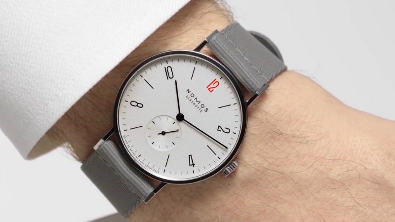 G&acirc;y ấn tượng nhờ chữ số &ldquo;12&rdquo; với gam m&agrave;u đỏ nổi bật