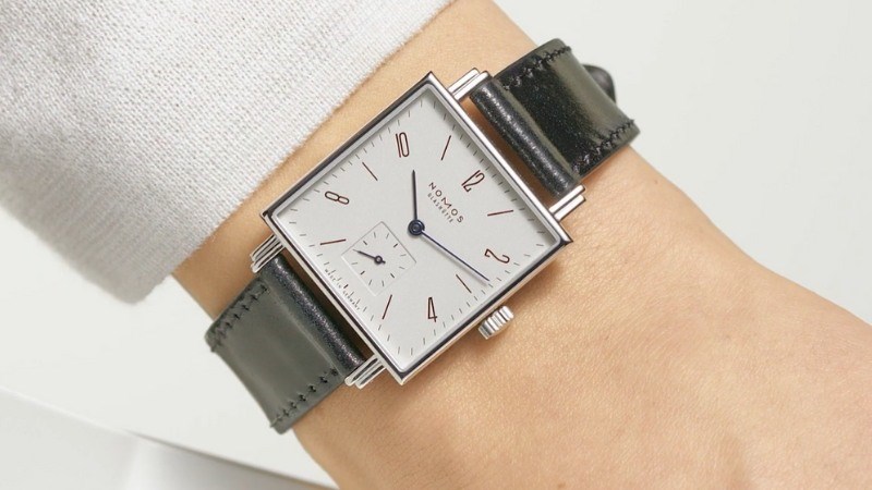 Nomos Tetra sở hữu mặt vu&ocirc;ng nổi bật, cổ điển vừa mạnh mẽ vừa thanh lịch