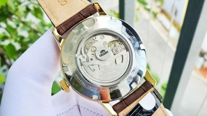 Kiểm tra seri được in trên mặt đáy của đồng hồ Orient Kiểm tra seri được in trên mặt đáy của đồng hồ Orient