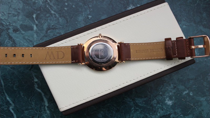 D&acirc;y da đồng hồ DW được l&agrave;m từ da thật