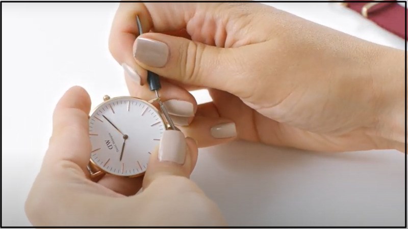 D&ugrave;ng c&ocirc;ng cụ th&aacute;o chốt ở 2 b&ecirc;n đồng hồ