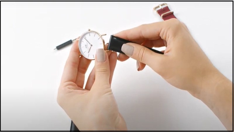 Gắn lại d&acirc;y đeo mới v&agrave;o đồng hồ