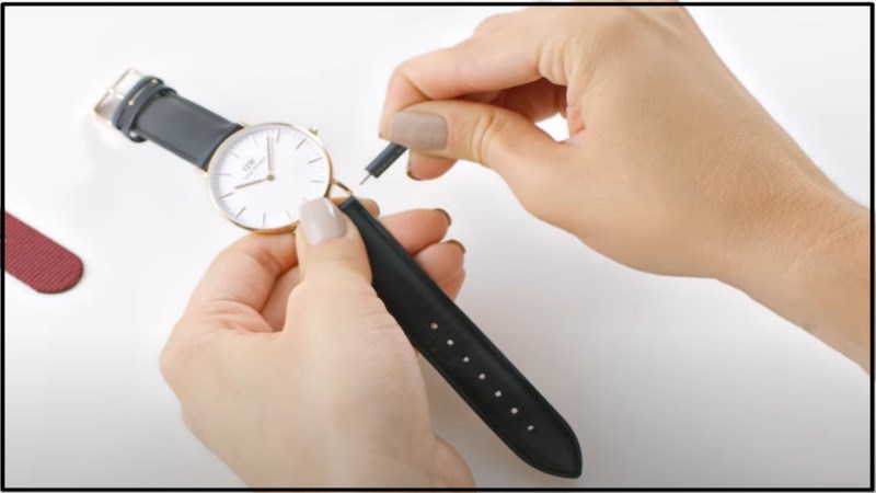 Th&aacute;o c&aacute;c chốt của d&acirc;y đồng hồ ra