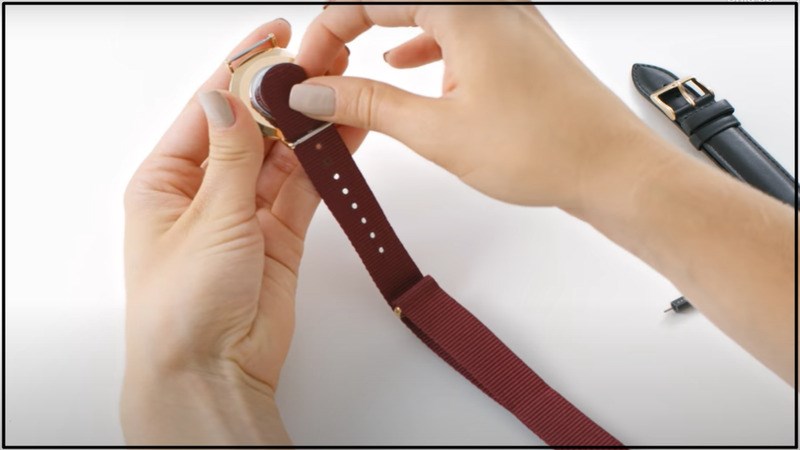 Cố định lại d&acirc;y v&agrave;o đồng hồ