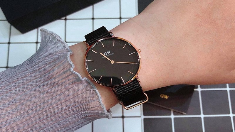 Thường xuy&ecirc;n vệ sinh v&agrave; bảo quản d&acirc;y đeo của bạn