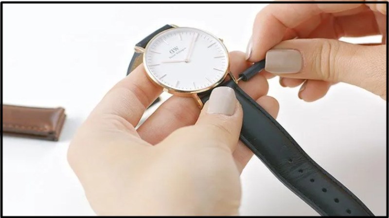 Th&aacute;o c&aacute;c chốt gắn d&acirc;y đồng hồ với mặt đồng hồ