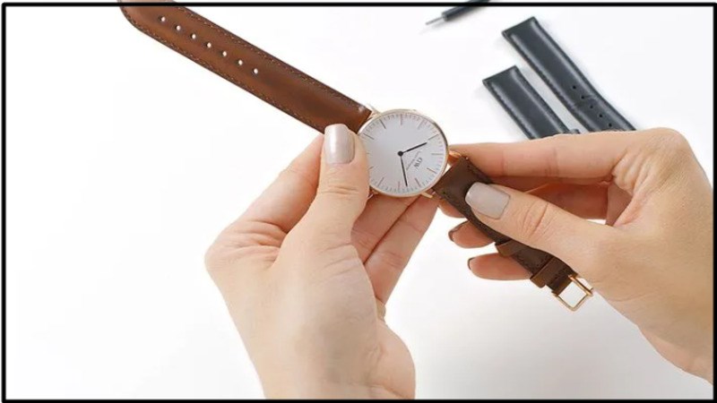 Cố định lại chốt tr&ecirc;n d&acirc;y với đồng hồ