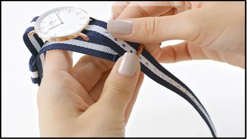 Trượt d&acirc;y đeo ra khỏi v&ograve;ng