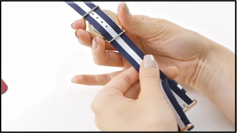 Trượt vỏ đồng hồ ra khỏi d&acirc;y đeo